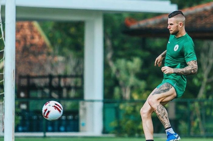 Bek PSS Sleman, Aaron Evans tengah berlatih