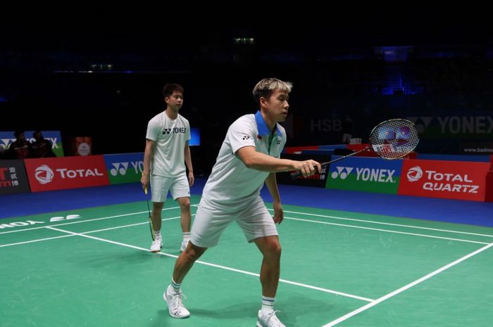 Pasangan ganda putra Indonesia, Marcus Fernaldi Gideon/Kevin Sanjaya Sukamuljo saat menjajal lapangan Utilita Arena Birmingham jelang turnamen All England Open 2021, Selasa (16/3/2021).