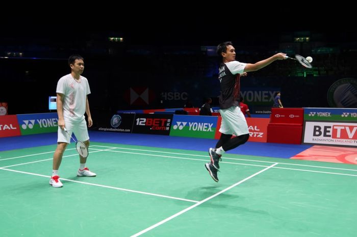 Pasangan ganda putra Indonesia, Mohammad Ahsan/Hendra Setiawan, saat menjajal Utilii Arena Birmingham, Selasa (16/3/2021).