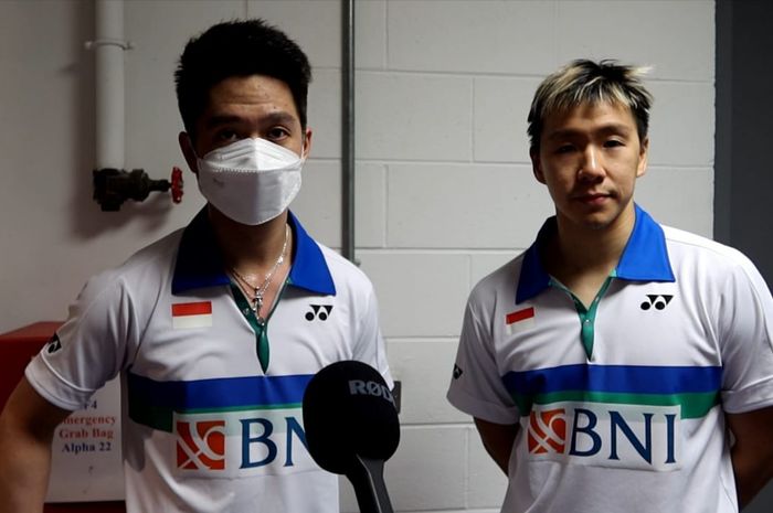 Pasangan ganda putra Indonesia, Marcus Fernaldi Gideon/Kevin Sanjaya Sukamuljo, setelah pertandingan babak pertama All England 2021 di Utilita Arena Birmingham, Inggris, Rabu (17/3/2021).