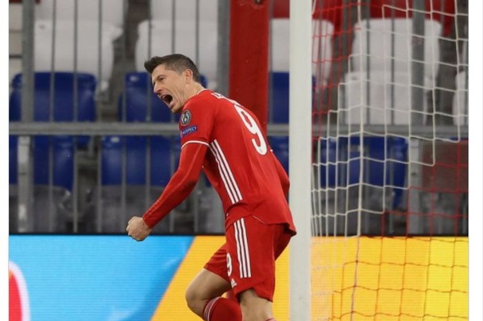 Robert Lewandowski merayakan gol yang ia cetak ke gawan Lazio dalam laga leg kedua babak 16 besar Liga Champions 2020-2021.