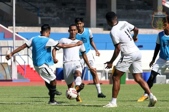 Muhammad Surya Maulana saat menjalani latihan bersama Bhayangkara Solo FC untuk mempersiapkan Piala Menpora 2021.