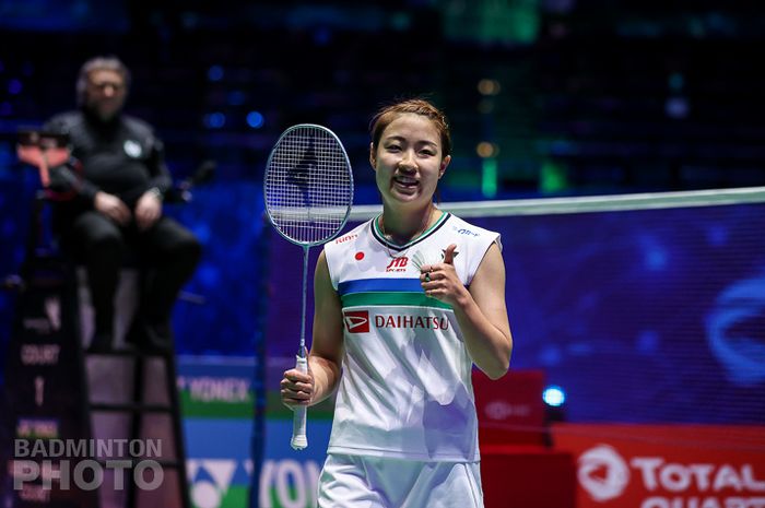 Pebulu tangkis tunggal putri Jepang, Nozomi Okuhara, mengacungkan jempol seusai memenangi pertandingan atas Ratchanok Intanon pada babak semifinal All England Open 2021 di Arena Birmingham, Birmingham, Inggris, Sabtu (20/3/2021).