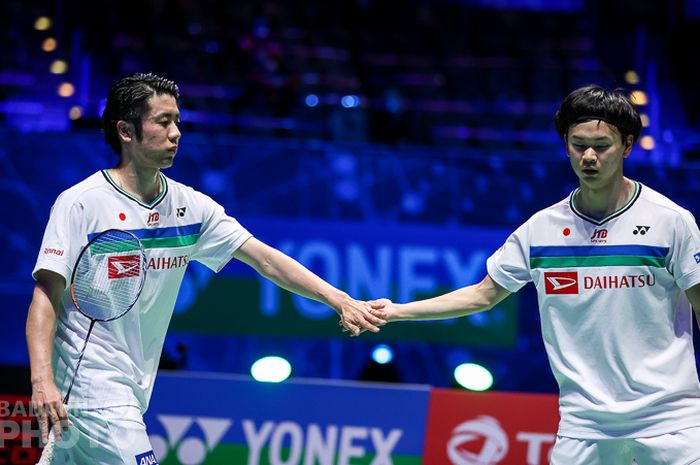 Pasangan ganda putra Jepang, Hiroyuki Endo/Yuta Watanabe, melakukan selebrasi usai memenangi pertandingan melawan Jeppe Bay/Lasse Molhede (Denmark) pada semifinal All England Open 2021 di Arena Birmingham, Birmingham, Inggris, Sabtu (20/3/2021).