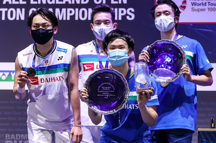 Dua pasangan ganda putra Jepang, Hiroyuki Endo/Yuta Watanabe (jersey biru) dan Takeshi Kamura/Keigo Sonoda, berpose di atas podium usai menjalani pertandingan final All England Open 2021 di Arena Birmingham, Birmingham, Inggris, Minggu (21/3/2021).