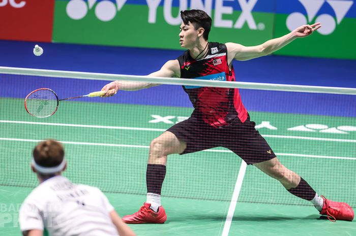 Aksi tunggal putra Malaysia, Lee Zii Jia saat melawan Viktor Axelsen pada final All England Open 2021, Minggu (21/3/2021)