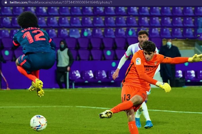 Aksi kiper Sevilla, Yassine Bounou, saat menyambangi kandang Real Valladolid di Stadion Jose Zorrilla dalam dalam pertandingan pekan ke-28 Liga Spanyol, Sabtu (20/3/2021) waktus setempat atau Minggu dini hari. 