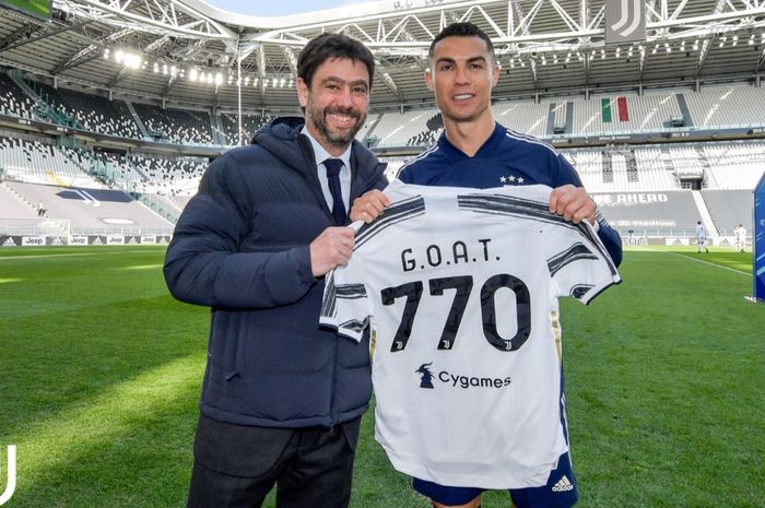 Megabintang Juventus, Cristiano Ronaldo, berpose sebelum dimulainya laga Liga Italia kontra Benevento di Stadion Allianz, Minggu (21/3/2021).