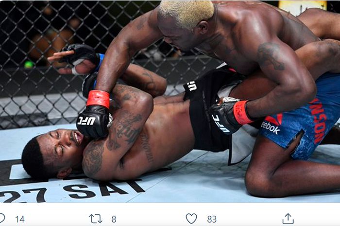 Derek Brunson (kanan) melempar pukulan ke arah Kevin Holland (kiri) dalam laga divisi kelas menengah pada UFC Vegas 22 di UFC APEX, Las Vegas, AS, 20 Maret 2021.