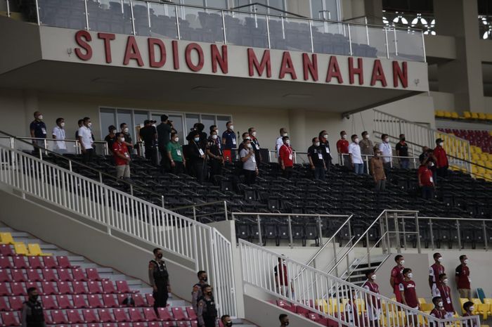 Striker Arema FC, Kushedya Hari Yudo, berusaha untuk melewati pemain Tira Persikabo, Didik Wahyu Wijayance dalam laga pembuka Piala Menpora 2021 di Stadion Manahan, Solo, Jawa Tengah, 21 Maret 2021.