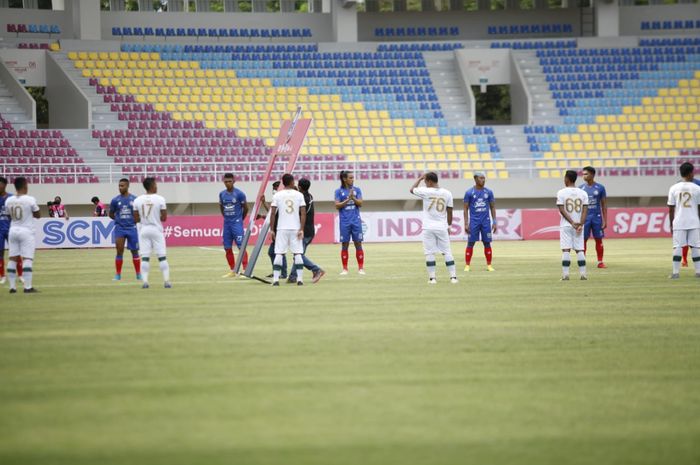 Para pemain Arema FC dan Tira Persikabo telah memasuki lapangan dalam laga pembuka Piala Menpora 2021 di Stadion Manahan, Solo, Jawa Tengah, 21 Maret 2021.