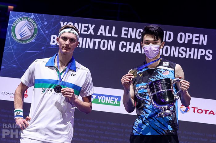 Pebulu tangkis tunggal putra Malaysia, Lee Zii Jia (kanan) dan Viktor Axelsen (kiri) di podium All England Open 2021 di Utilita Arena Birmingham, Inggris (22/3/2021).