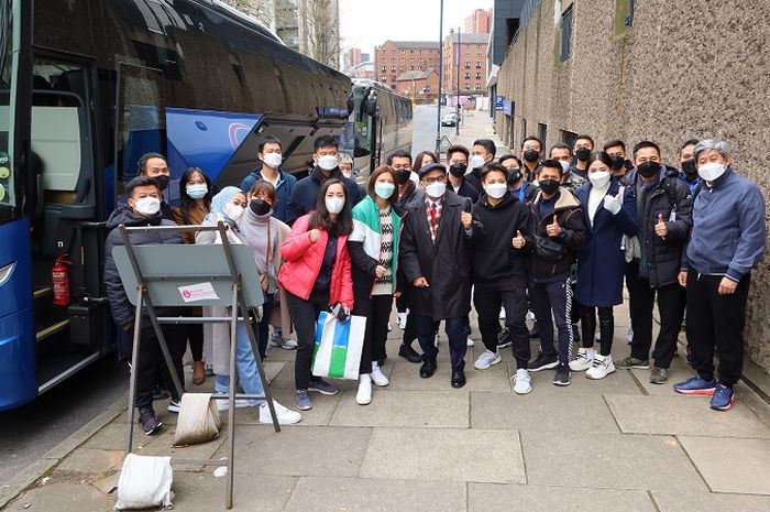 Tim bulu tangkis Indonesia untuk All England Open 2021 berpose sebelum melakukan penerbangan pulang ke Tanah Air di Birmingham, Inggris, Minggu (21/3/2021).