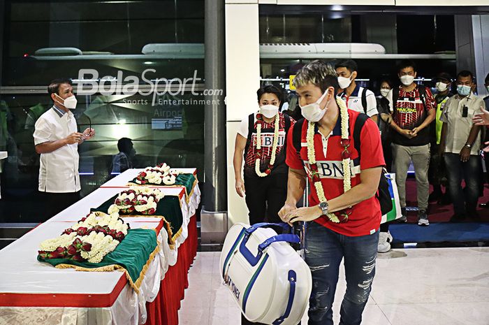 Marcus Fernaldi Gideon (depan), Apriyani Rahayu (belakang), serta para pebulu tangkis Indonesia lainnya telah tiba di Bandara Soekarno Hatta, Tangerang, Banten, 22 Maret 2021.