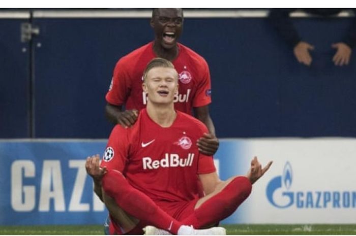 Penerus Erling Haaland (depan) di Red Bull Salzburg, Patson Daka (belakang) jadi incaran sejumlah klub besar Liga Inggris.