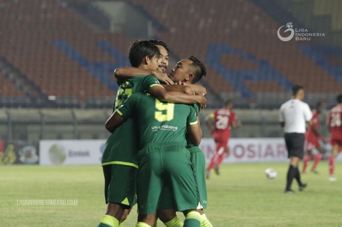 Pemain Persebaya Surabaya merayakan gol penalti yang dicetak oleh Samsul Arif ke gawang Persik Kediri pada gelaran Piala Menpora 2021.