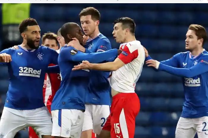 Ondrej Kudela dan Glen Kamara terlibat bentrokan dalam laga Glasgow Rangers vs Slavia Praha pada leg kedua babak 16 besar Liga Europa.