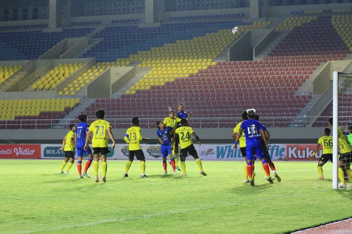 Laga antara Barito Putera versus Arema FC dalam pekan kedua Piala Menpora 2021 di Stadion Manahan, Solo, Kamis (25/3/2021) malam.