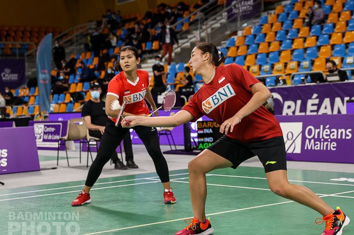 Pasangan ganda putri Indonesia, Yulfira Barkah/Febby Valencia Dwijayanti Gani, saat menjalani pertandingan melawan Anto Agna/Ashna Roy (India) pada babak kesatu Orleans Masters 2021 di Palais des Sports, Orleans, Prancis, Rabu (24/3/2021).