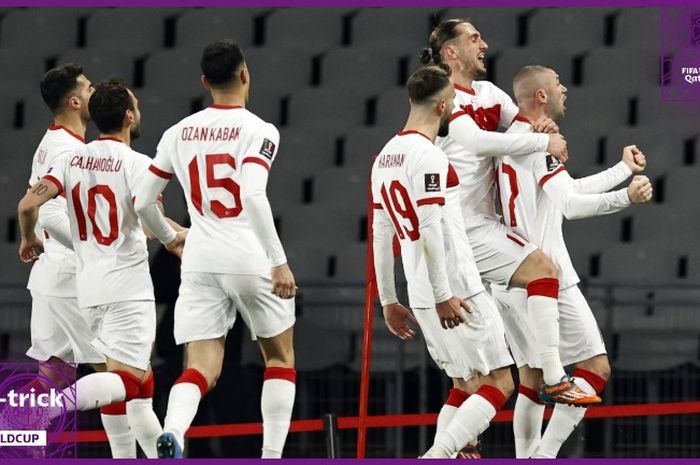 Kapten timnas Turki, Burak Yilmaz, berselebrasi usai menjebol gawang Belanda dalam laga di Ataturk Stadium, Rabu (24/3/2021).