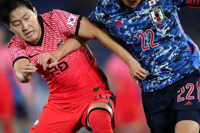 Jepang menang 3-0 atas Korea Selatan dalam laga persahabatan internasional di Nissan Stadium, Yokohama pada Kamis (25/3/2021). Maya Yoshida Sedang Berduel