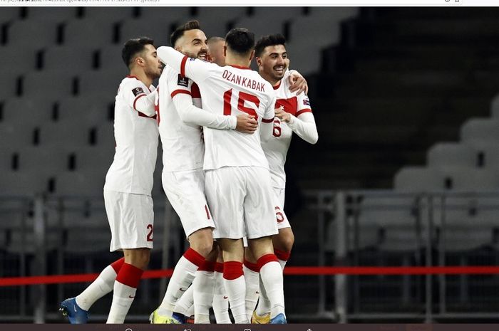 Timnas Turki merayakan kemenangan atas timnas Belanda dalam laga Kualifikasi Piala Dunia 2022 di Stadion Ataturk, Rabu (24/3/2021).