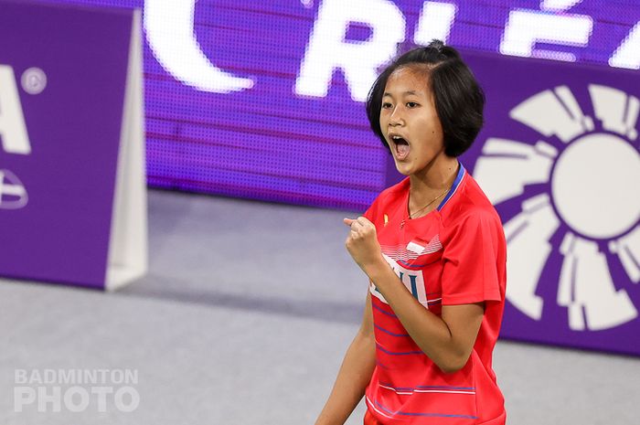 Pebulu tangkis tunggal putri Indonesia, Putri Kusuma Wardani, melakukan selebrasi usai memenangi poin atas Sabrina Jaquet (Swiss) pada babak kedua Orleans Masters 2021 yang berlangsung di Palais des Sports, Orleans, Prancis, Kamis (25/3/2021).