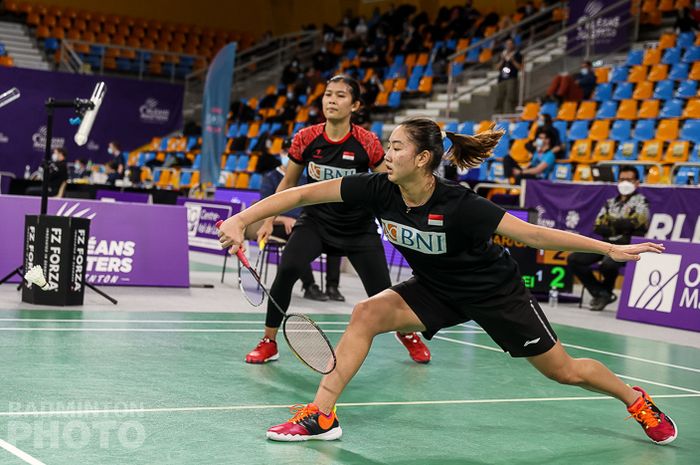 Pasangan ganda putri Indonesia, Yulfira Barkah/Febby Valencia Dwijayanti Gani saat bertanding melawan Selena Piek/Chreyl Seinen (Belanda) pada babak perdelapan final turnamen Orleans Masters 2021 di Palais des Sports, Orleans, Prancis, Kamis (25/3/2021). 