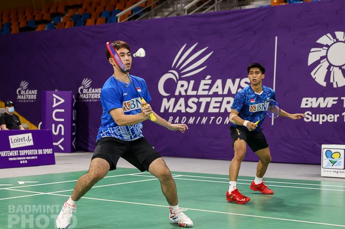 Aksi pasangan ganda putra Indonesia, Sabar Karyaman Gutama/Moh. Reza Pahlevi Isfahani, pada perempat final Orleans Masters 2021 di Palais des Sports, Orleans, Prancis, 26 Maret 2021.