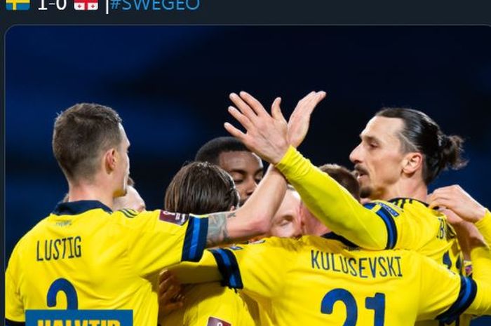 Zlatan Ibrahimovic (kanan) memberi assist kepada Victor Claesson untuk gol timnas Swedia ke gawang Georgia di kualifikasi Piala Dunia 2022, 25 Maret 2021.