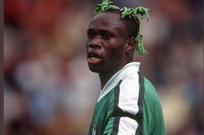 Taribo West saat masih memperkuat timnas Nigeria.