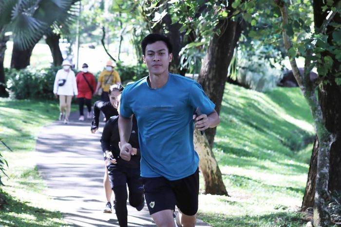 Pebulu tangkis tunggal putra Indonesia, Shesar Hiren Rhustavito, menjalani latihan di kawasan Sentul Nirwana, Bogor, JUmat (26/3/2021).