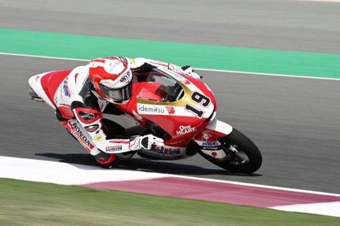 Pembalap Idemitsu Honda Team Asia, Andi Farid Izdihar atau Andi Gilang, saat melakoni sesi kualifikasi Moto3 Qatar 2021 di Sirkuit Losail, Sabtu (27/3/2021).