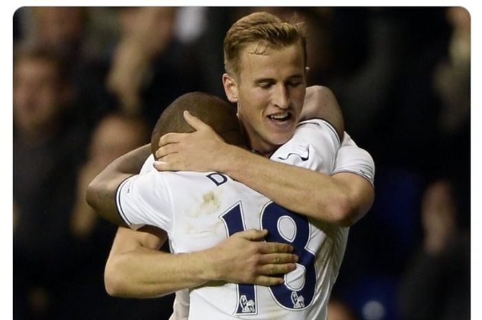 Momen kebersamaan Jermain Defoe dan Harry Kane saat masih sama-sama membela Tottenham Hotspur.