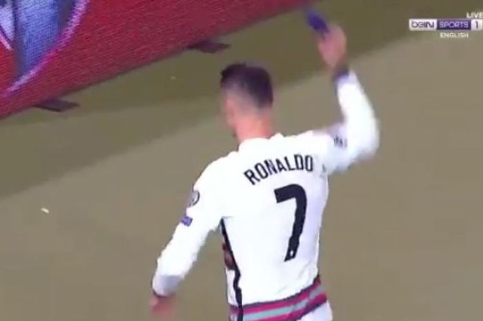 Usai membuang ban kapten karena gol dianulir, Cristiano Ronaldo memberi tahu perasaannya. Ronaldo menilai timnas Portugal dirugikan.