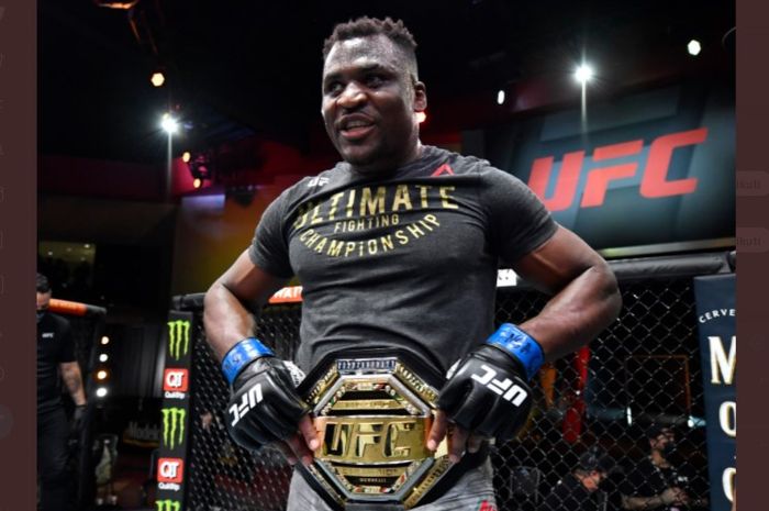 Francis Ngannou dinobatkan sebagai juara kelas berat UFC yang baru usai mengalahkan Stipe Miocic pada ajang UFC 260, Sabtu (27/3/2021).