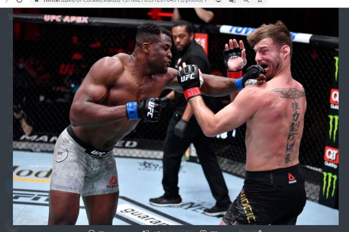 Francis Ngannou (kiri) saat memukul Stipe Miocic (kanan) pada ajang UFC 260, Sabtu (27/3/2021).