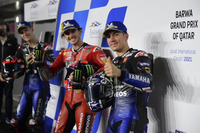 Dari kiri ke kanan, Fabio Quartararo (Monster Energy Yamaha), Francesco Bagnaia (Ducati), Maverick Vinales (Monster Energy Yamaha) setelah sesi kualifikasi GP Qatar di Sirkuit Losail, Minggu (28/3/2021) dini hari WIB.