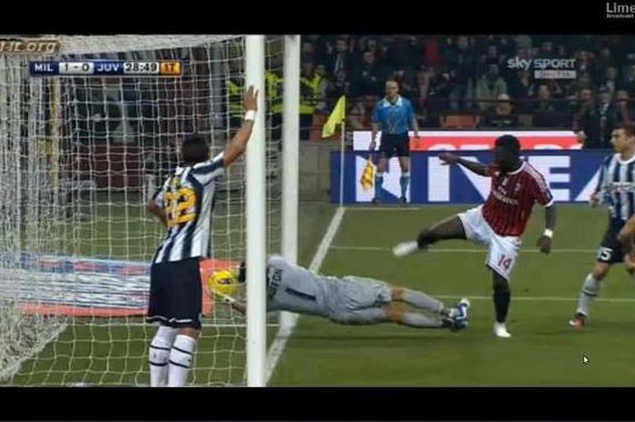 Momen gol hantu Sulley Muntari yang tak disahkan wasit dalam duel AC Milan vs Juventus di Liga Italia 2011-2012.