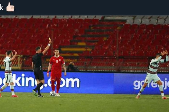 Cristiano Ronaldo (kanan) mendapatkan kartu kuning karena protes setelah golnya tidak dianggap wasit dalam duel Serbia vs Portugal, 27 Maret 2021.