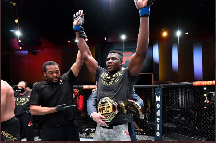 Francis Ngannou menjadi juara baru kelas berat UFC setelah mengalahkan Stipe Miocic di UFC 260, Minggu (28/3/2021) WIB di Las Vegas.