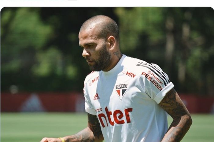 Bek sayap Sao Paulo, Dani Alves.