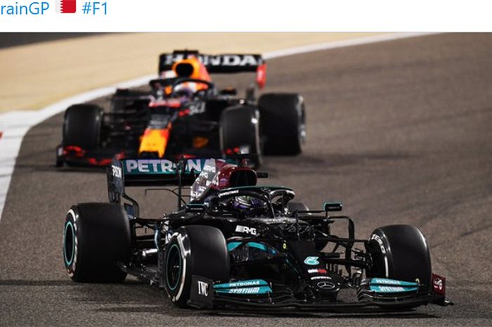 Pembalap Mercedes, Lewis Hamilton, diikuti Max Verstappen (Red Bull Racing) pada balapan Formula 1 GP Bahrain di Sirkuit Sakhir, Bahrain, 28 Maret 2021.