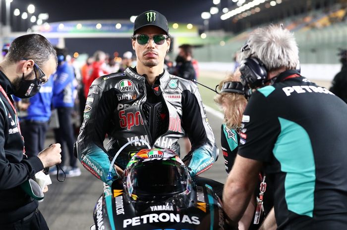 Pembalap Petronas Yamaha SRT, Franco Morbidelli, saat berbaris di grid menjelang balapan MotoGP Qatar di Sirkuit Losail, Doha, Qatar, 28 Maret 2021. 