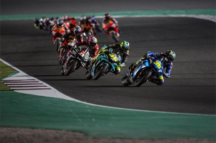 Pembalap Suzuki Ecstar, Joan Mir, memimpin barisan pembalap pada balapan MotoGP Qatar di Sirkuit Losail, Doha, Qatar, 28 Maret 2021.