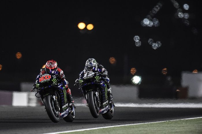 Aksi dua pembalap Monster Energy Yamaha, Fabio Quartararo dan Maverick Vinales, pada balapan MotoGP Qatar di Sirkuit Losail, Doha, Qatar, 28 Maret 2021.