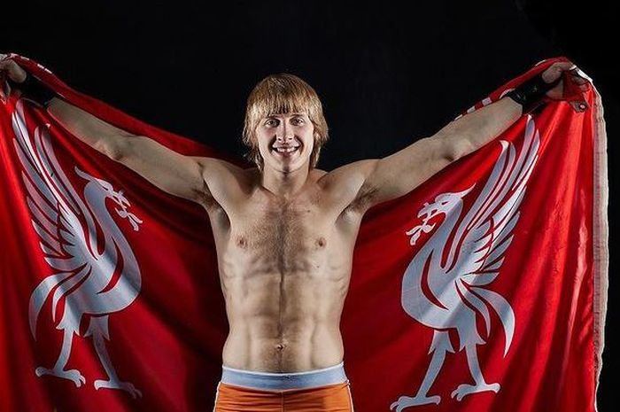 Jagoan anyar UFC, Paddy Pimblett bersama bendera klub Liga Inggris, Liverpool.