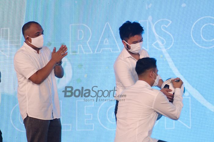 Raffi Ahmad sedang mendatangani sebuah bola yang ditemani oleh Rudy Salim dalam acara akuisisi Cilegon United FC menjadi Rans Cilegon FC di Pluit Prestige Image Motorcars, Jakarta Utara, 31 Maret 2021.