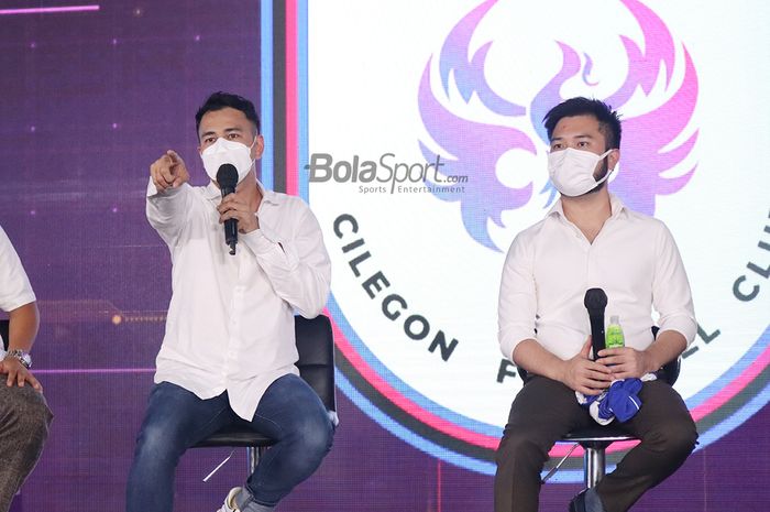 Kedua Chairman Rans Cilegon FC, Raffi Ahmad (kiri) dan Rudy Salim (kanan) tengah memberikan keterangan kepada awak media di Pluit Prestige Image Motorcars, Jakarta Utara, 31 Maret 2021.