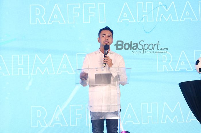 Chairman Rans Cilegon FC, Raffi Ahmad, tengah memberikan sambutan di Pluit Prestige Image Motorcars, Jakarta Utara, 31 Maret 2021.